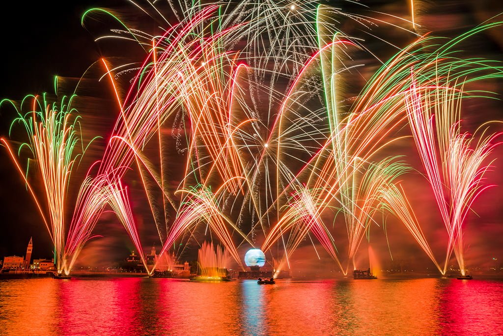IllumiNations: Peace on Earth Viewing Tips - Disney ...
