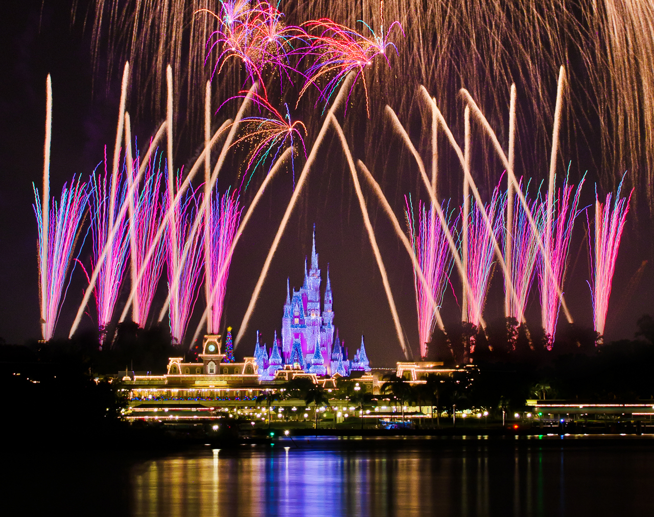 40 Awesometacular Fireworks Photos! Disney Tourist Blog
