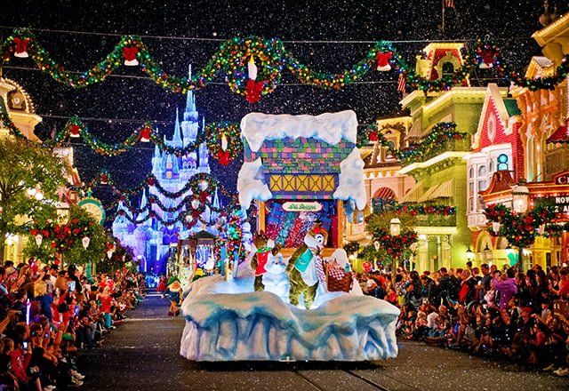 chip-dale-christmas-parade-full-float