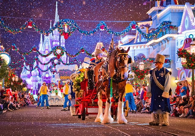 donald-duck-carriage-christmas-parade