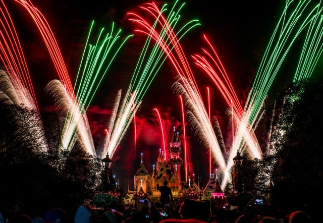believe-holiday-magic-fireworks-disneyland-4