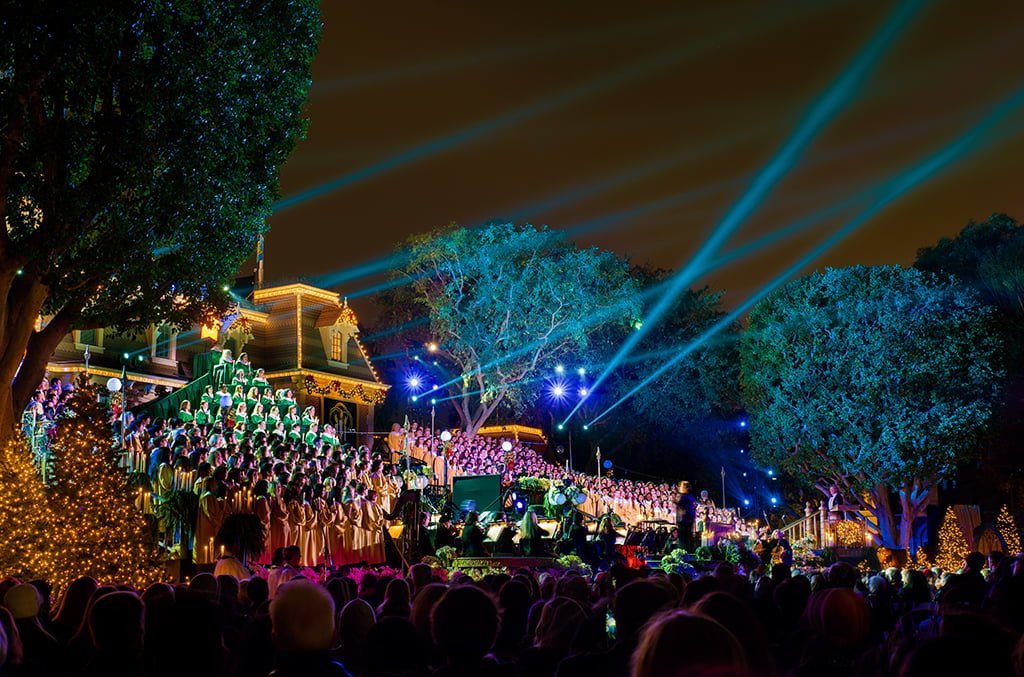 disneyland-candlelight-processional-wide-2