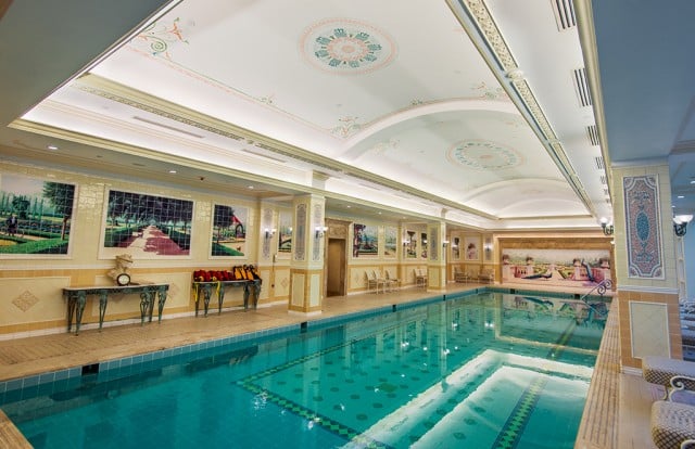 hong-kong-disneyland-hotel-pool