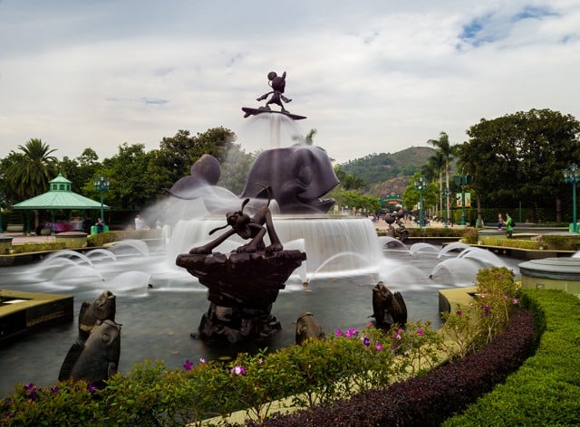 long-exposure-hong-kong-fountain