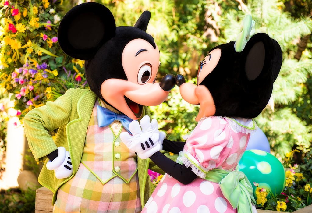 mickey-minnie-easter-clothes-kissing-disneyland