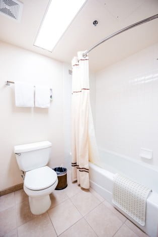 bathroom-castle-inn-suites-anaheim