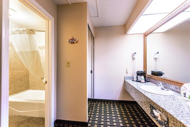 stanford-inn-suites-disneyland-anaheim-bathroom-sink