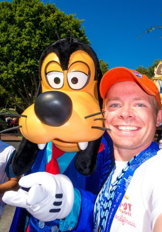 disneyland-half-marathon-10th-anniversary-rundisney-tom-bricker-selfie-goofy