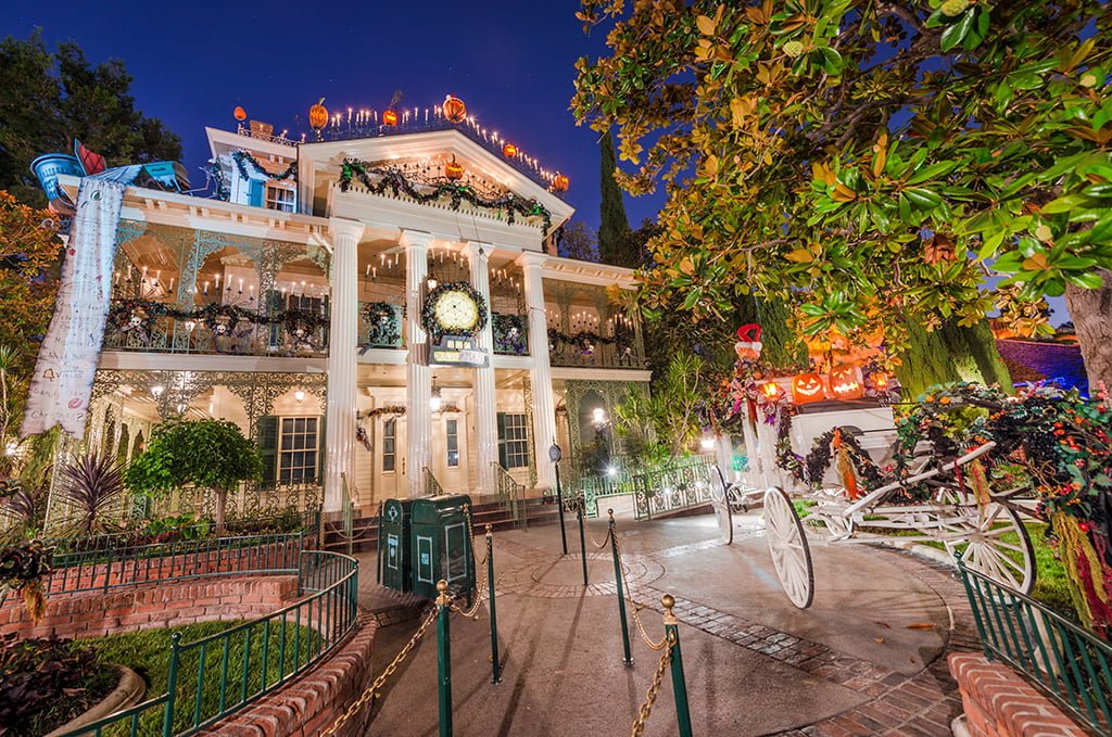 haunted-mansion-holiday-front-entrance