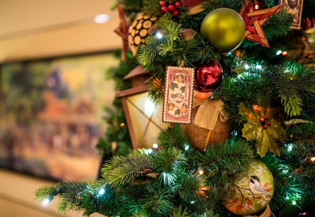 disneyland-hotels-christmas-decorations-014