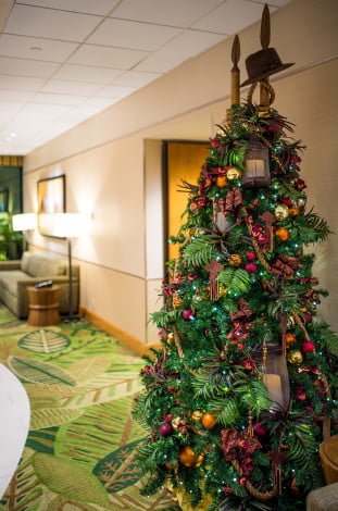 disneyland-hotels-christmas-decorations-016