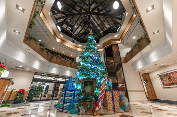 disneyland-hotels-christmas-decorations-024