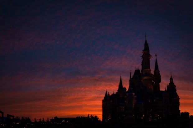 enchanted-storybook-castle-dusk-color-sikhouette-shanghai-disneyland