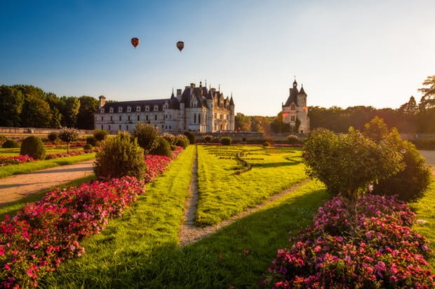 hot-air-balloons-sunset-chateau-de-chenonceau-soft-light-loire-valley-france-bricker