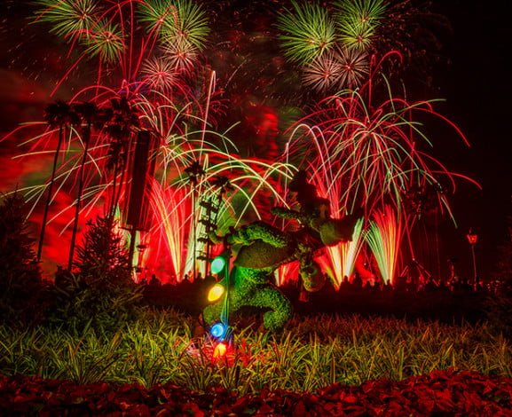 goofy-christmas-illuminations-peace-on-earth-fireworks-epcot