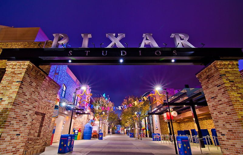 Refonte du Parc Walt Disney Studios en Disney Adventure World (2022-2027) - Page 23 Pixar-place-night-disneys-hollywood-studios