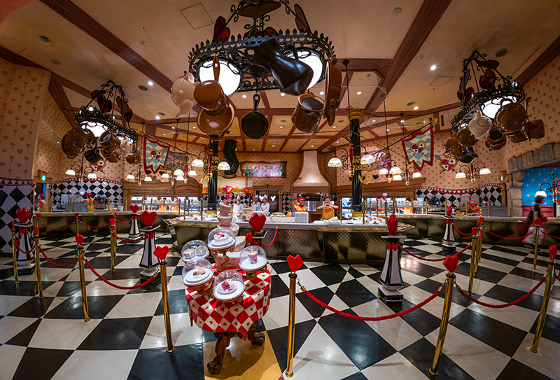 https://www.disneytouristblog.com/wp-content/uploads/2020/11/alice-wonderland-restaurant-queen-hearts-banquet-hall-tokyo-disneyland-japan-802.jpg