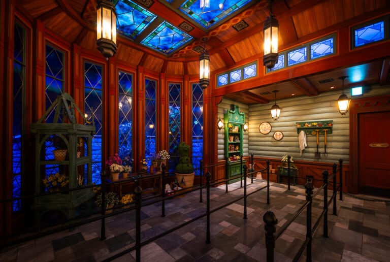 Frozen Ride At Japan Anna & Elsa's Frozen Journey is One of Disney's Best Rides Ever ...
