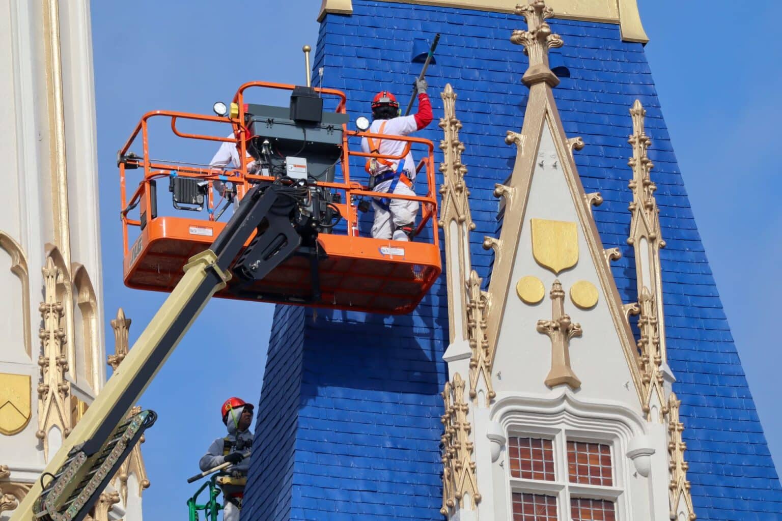 How Disney World Executed the Excellent Cinderella Castle Repainting ...