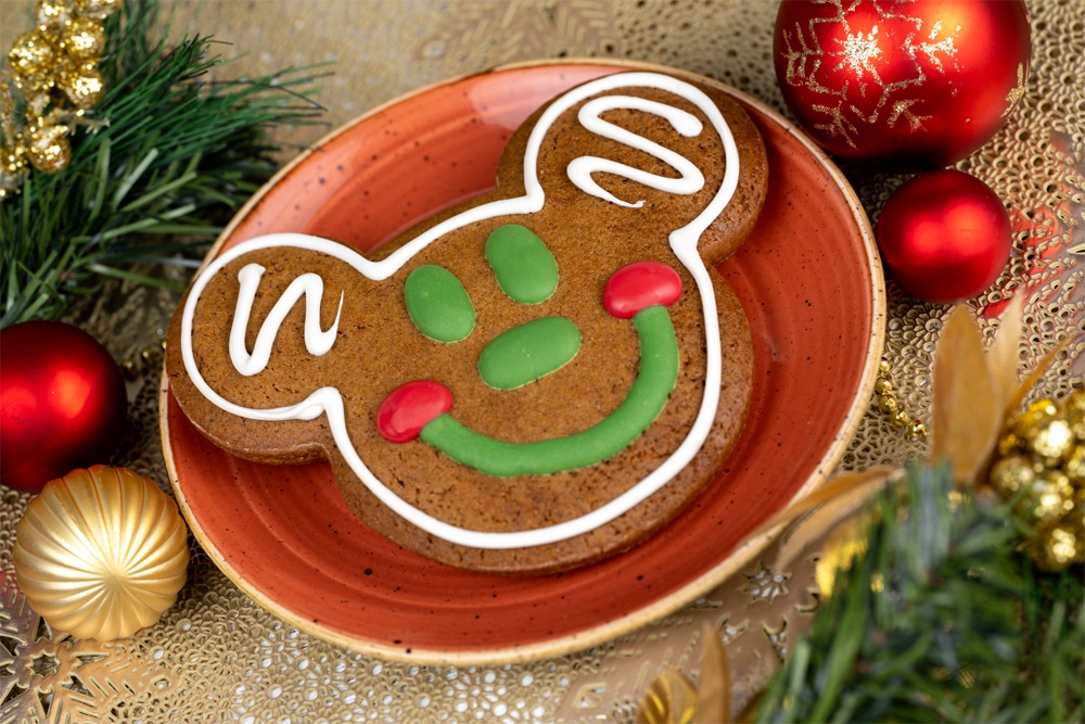 Food Guide to Christmas 2026 at Disney World Mickey Gingerbread Cookie