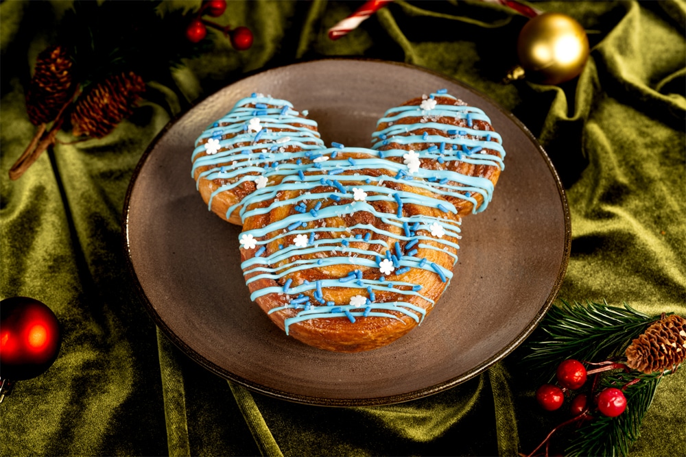 Food Guide to Christmas 2026 at Disney World Snowflake Cinammon Roll